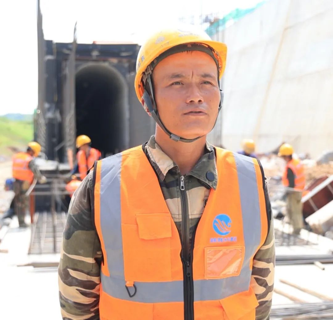 湘江永州至衡阳三级航道建设三期工程浯溪二线船闸：“空调服”助力建设者“清凉”作业