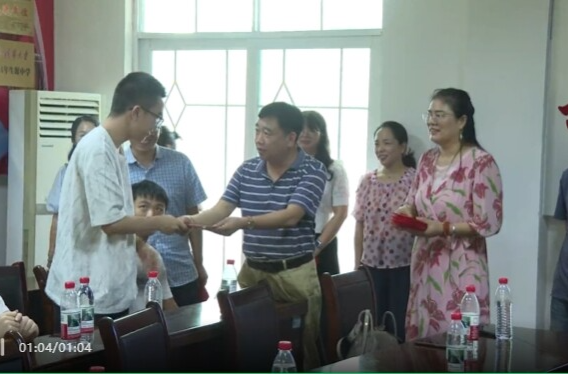 祁阳一中广州校友会慰问家乡英雄和师生