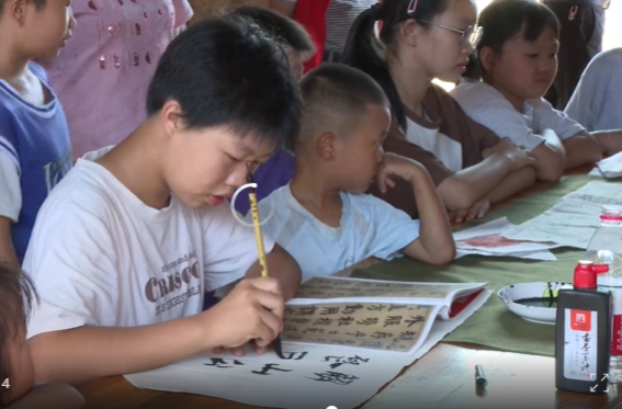 祁阳：志愿者送文化进村 农家书屋化身欢乐课堂
