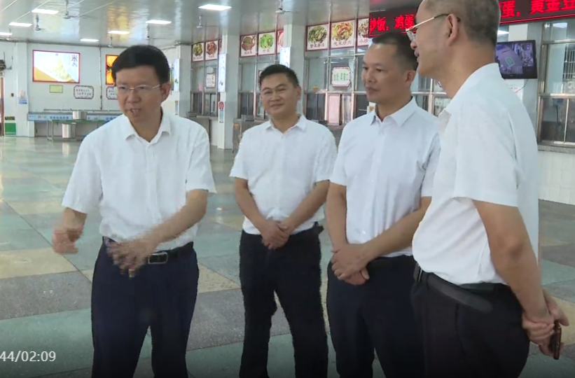 蒋良铁 向子顺为高三教师送关怀、鼓干劲并调研秋季开学工作