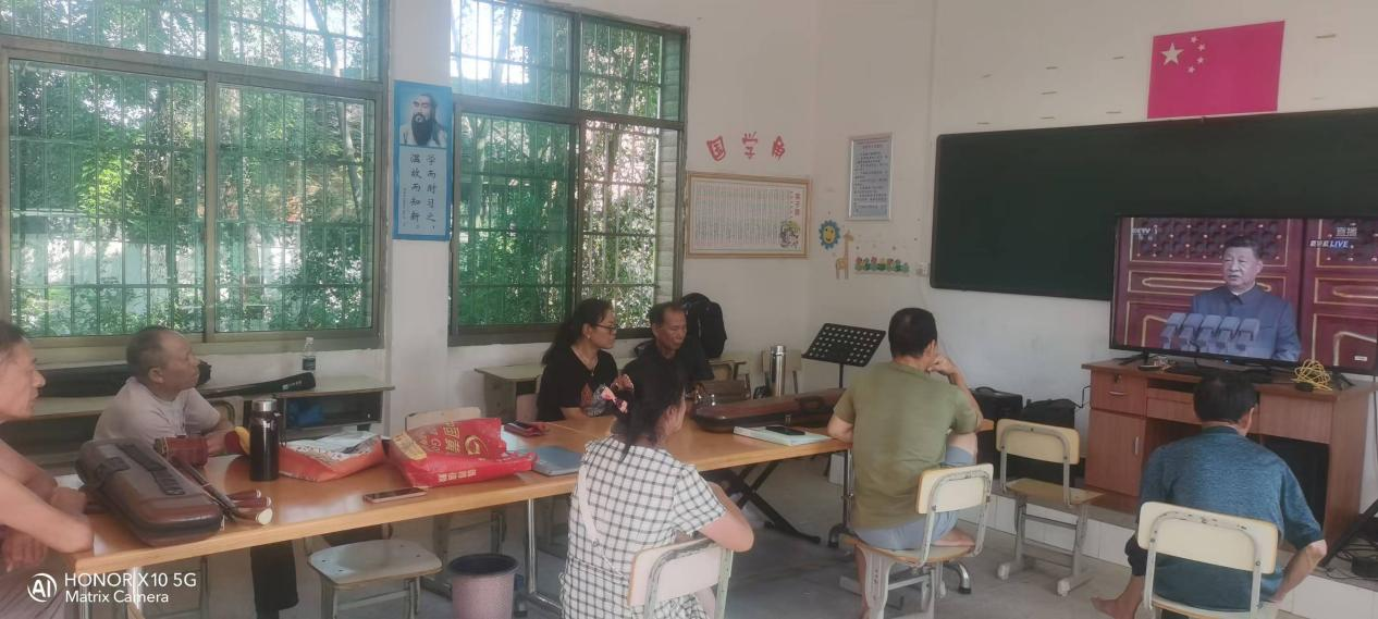 祁陽市觀音灘鎮(zhèn)：農(nóng)家書屋觀閱兵  愛國精神潤?quán)l(xiāng)村