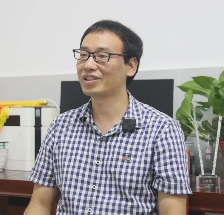 “育”见未来|邓立文：22年初心不改 亦师亦友育桃李