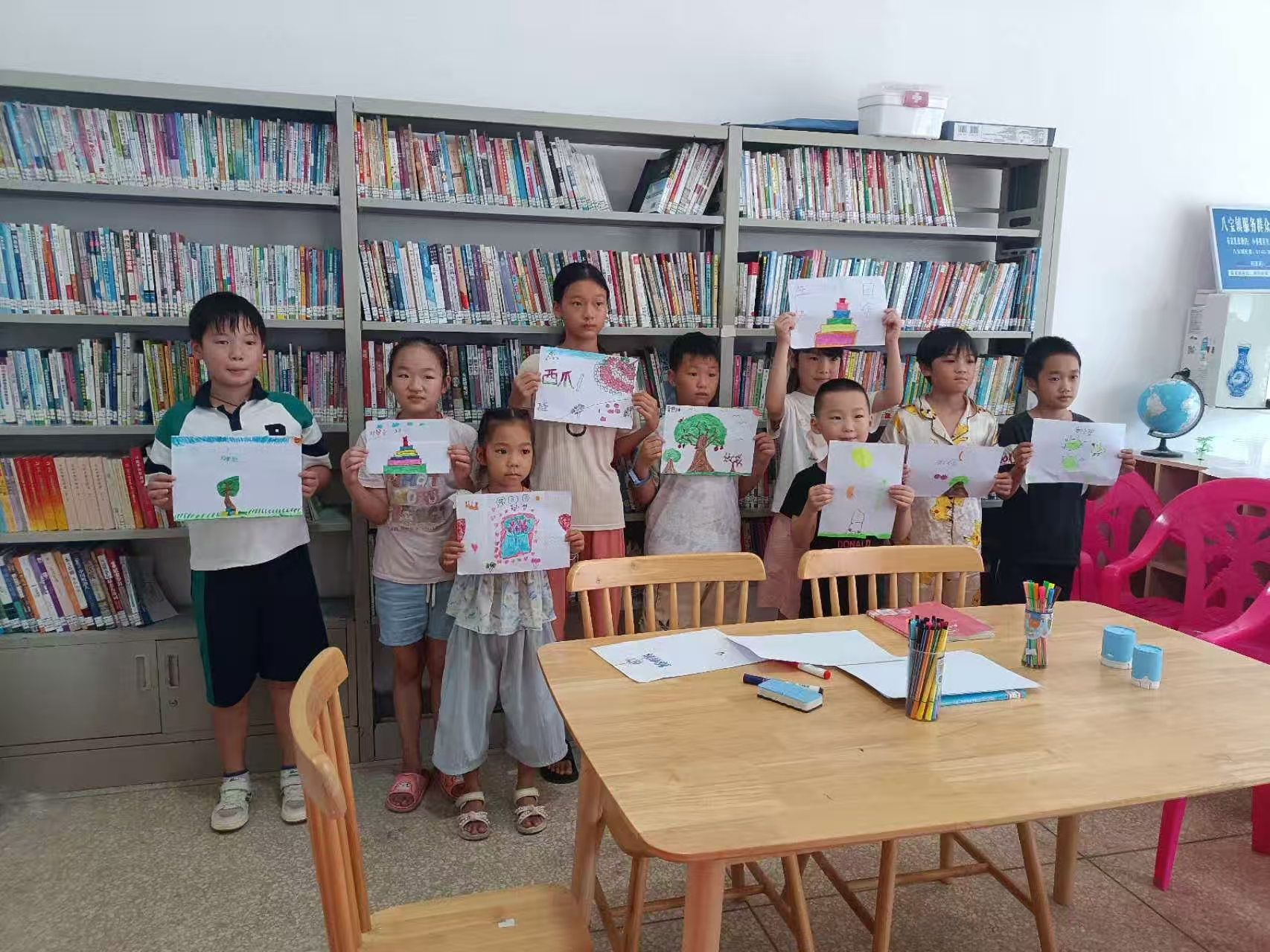 祁陽市八寶鎮(zhèn)泥源村農(nóng)家書屋舉辦兒童繪畫活動