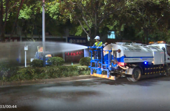 祁阳昼夜浇水“护绿”每日600吨水抗击高温“烤”验