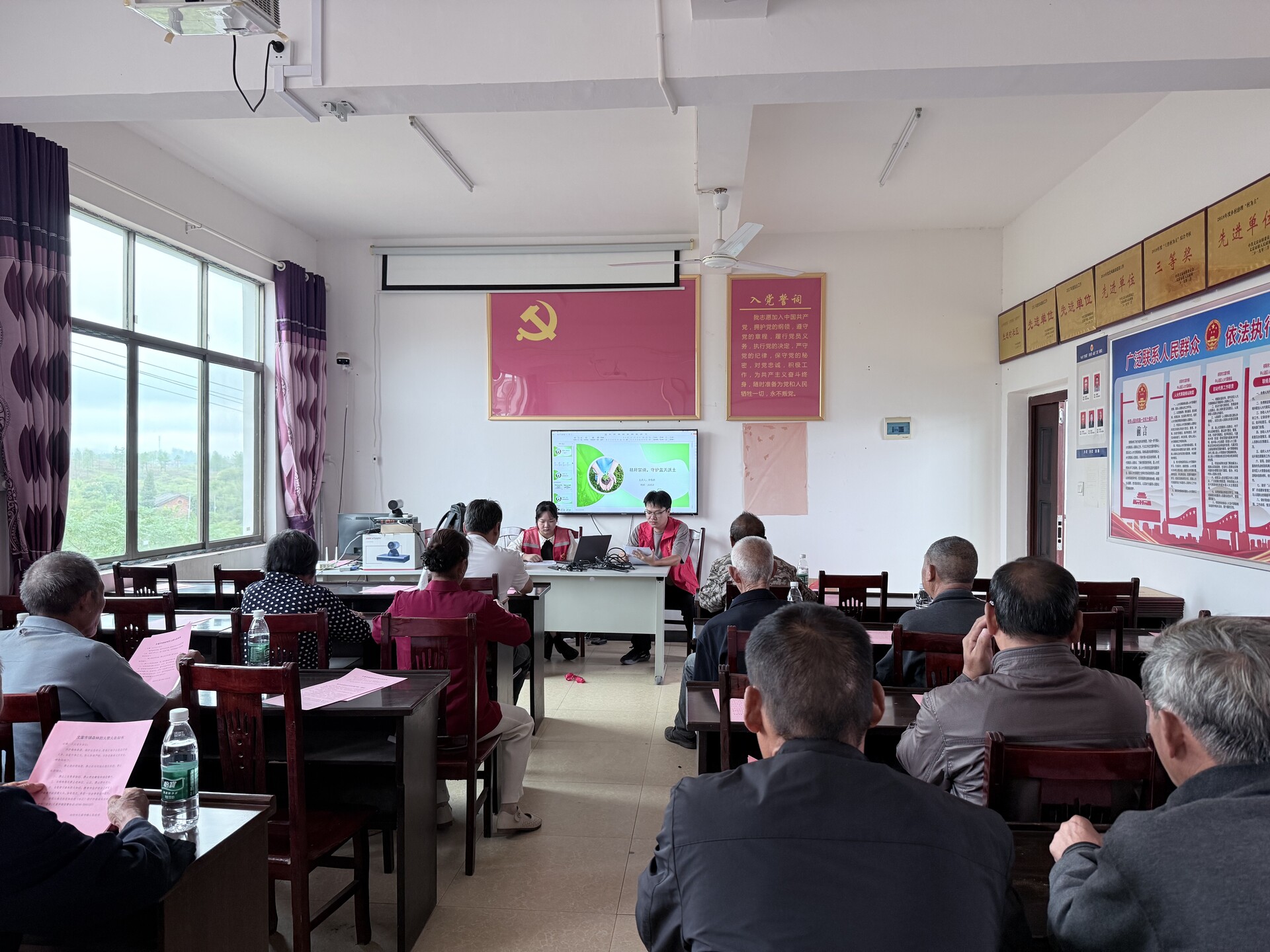 祁阳文富市镇新时代文明实践活动走进乡村“农家书屋”