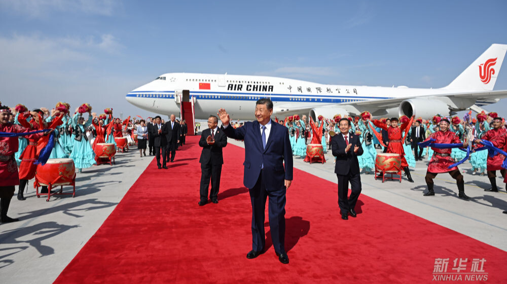 新华图讯丨习近平率中央代表团抵达乌鲁木齐出席新疆维吾尔自治区成立70周年庆祝活动