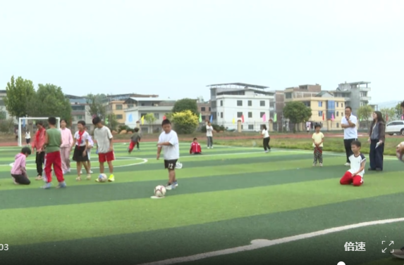乡村校园足球为孩子们插上想飞的翅膀