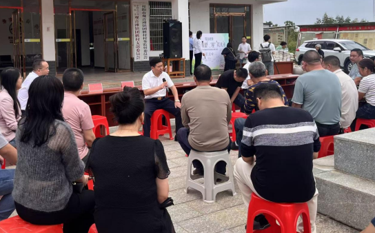 板凳上听民声 一线中解难题