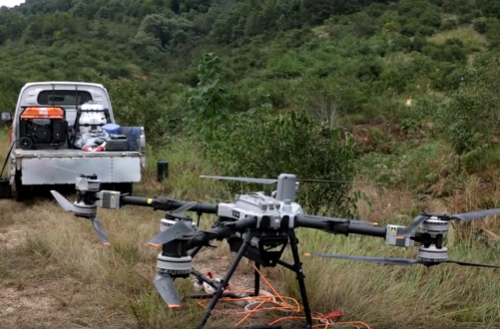 祁阳：无人机架“空中快道” 破解油茶运输难题
