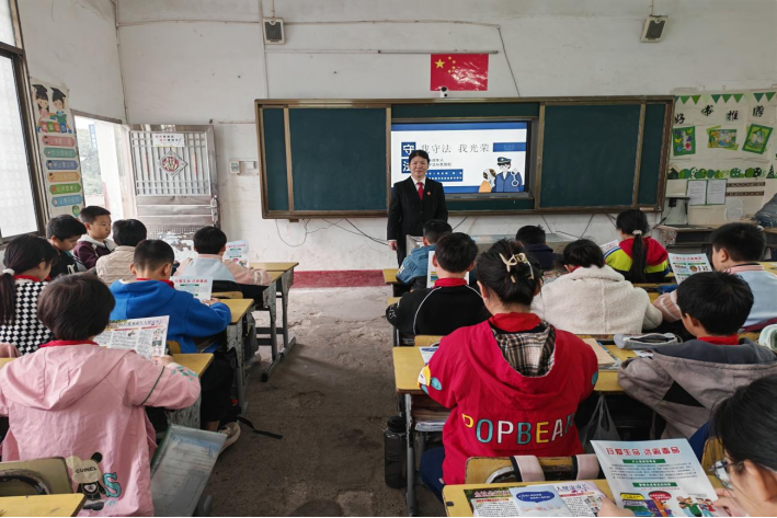 筑牢校园法治防线 守护少年健康成长