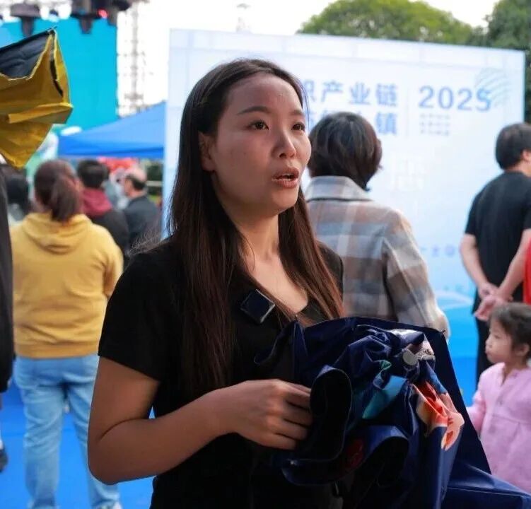 祁阳雨伞亮相湘超赛场 现场销售热人气旺