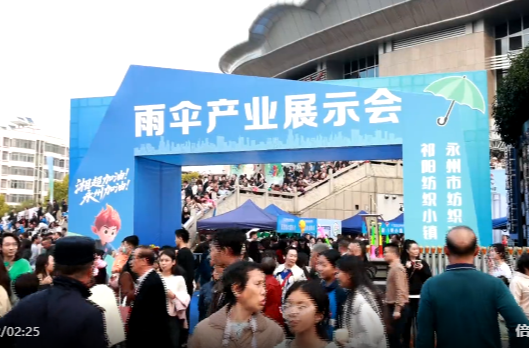 祁阳：纺织T台秀惊艳湘超赛场 体育+时尚“燃爆”绿茵之夜