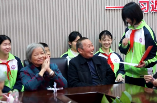 浯园社区与伯爵小学联合举办重阳节敬老活动