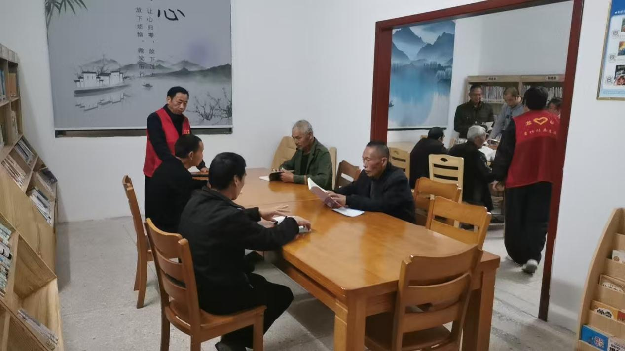 祁阳龙山街道青竹村：书香伴重阳 政策暖民心
