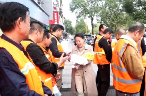 开展爱心捐赠活动 关爱环卫工人助力创文