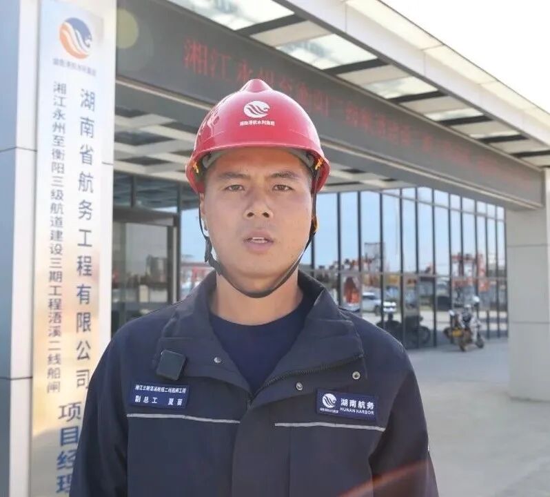 浯溪二线船闸配套工程跨闸桥钢箱梁首吊成功