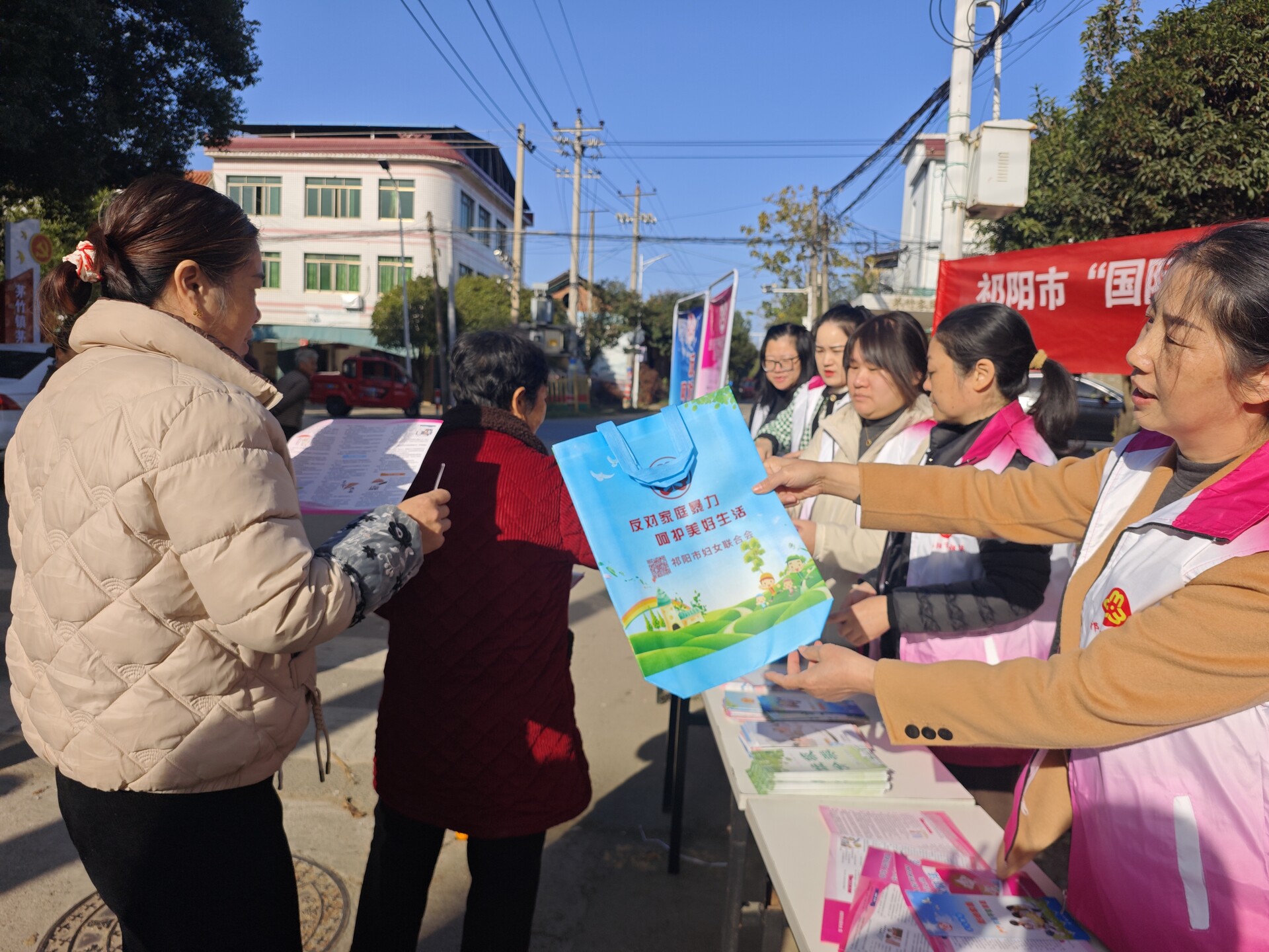 祁阳市妇联携手茅竹镇妇联开展“反家庭暴力日”主题宣传活动