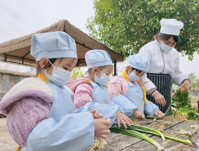 黎家坪镇中心幼儿园开展“大小帮厨”实践活动