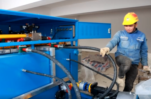 湘江永州至衡阳三级航道建设三期工程浯溪二线船闸：首套人字门液压泵站开始安装