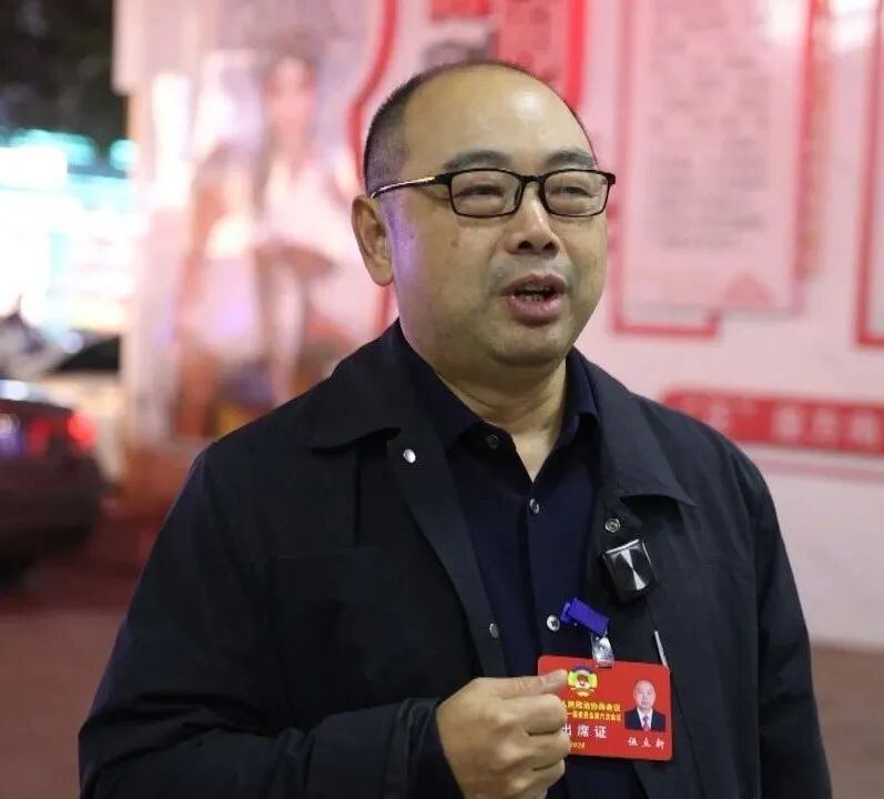 两会人大代表、政协委员集体观看祁剧《一担银元》