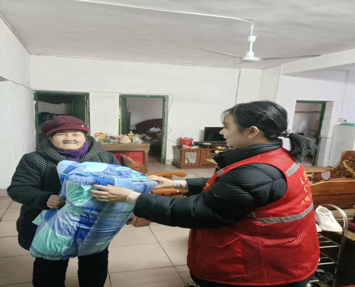 长虹街道新兴路社区开展“寒冬送暖”活动