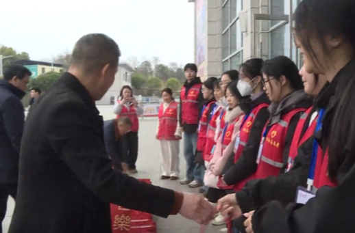 我市开展2026年新春走访慰问春运志愿者活动