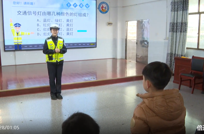 交管宣传进校园 上好安全第一课