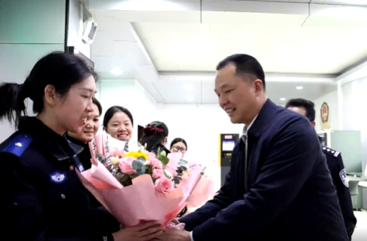 向子顺“三八”国际妇女节前慰问先进集体、个人和女职工代表