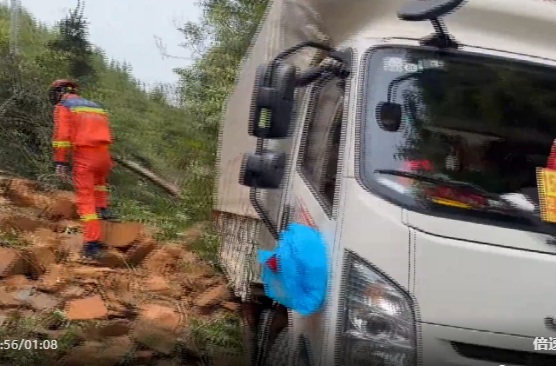 山体滑坡致货车被困 消防紧急救援
