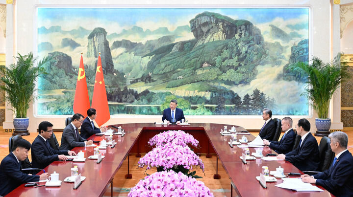 习近平会见老挝人民革命党中央总书记、国家主席特使沙伦赛