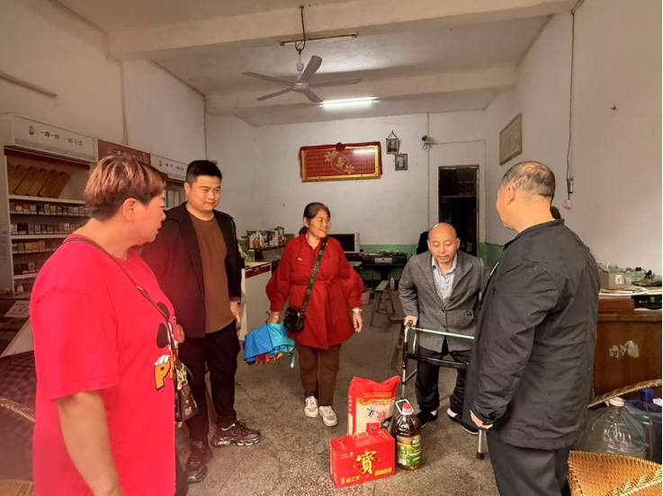 祁阳潘市镇下街社区：乡友反哺情更浓 爱心慰问暖人心