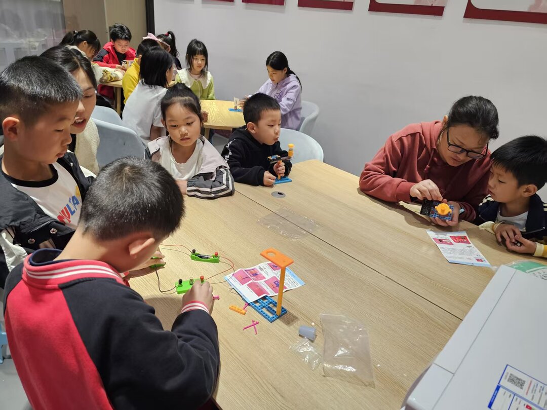 祁阳龙山街道邵家岭社区开展科学小制作活动