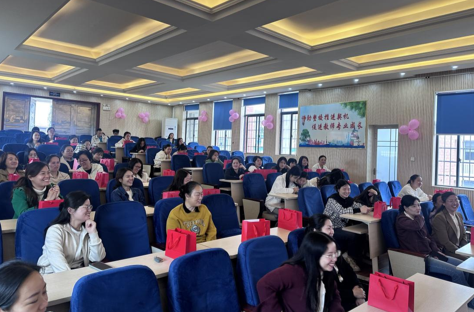 祁阳市政协特邀界别一组委员走进明德小学开展母亲节公益活动