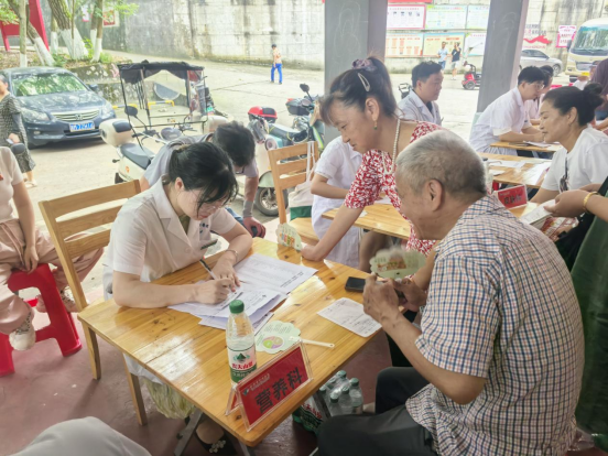 祁阳龙山街道：专家返乡送康健 义诊暖心惠龙山