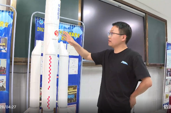 奋进“十五五” 科技谱新篇｜罗特：深耕科创讲台 点亮少年梦想
