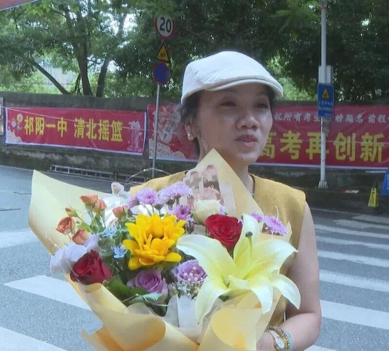 高考收官｜鲜花相迎 温情满考场