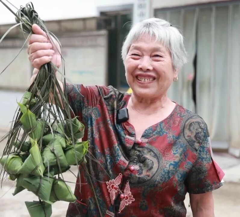 我们的节日·端午｜粽叶翻飞邻里喝彩 社区包粽大赛赛出浓浓端午味