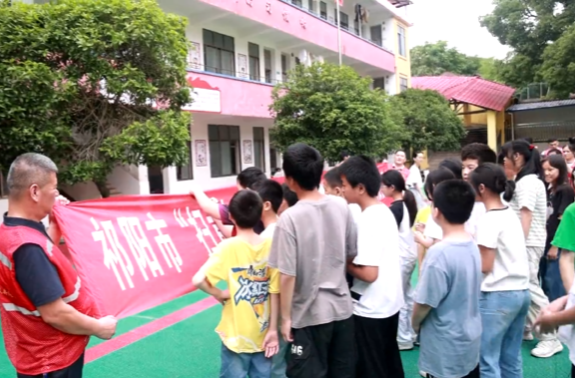 一张网·祁心治｜祁阳市融媒体中心联合龚家坪镇开展“扫黄打非•护苗”专项行动暨 “绿书签”进校园活动