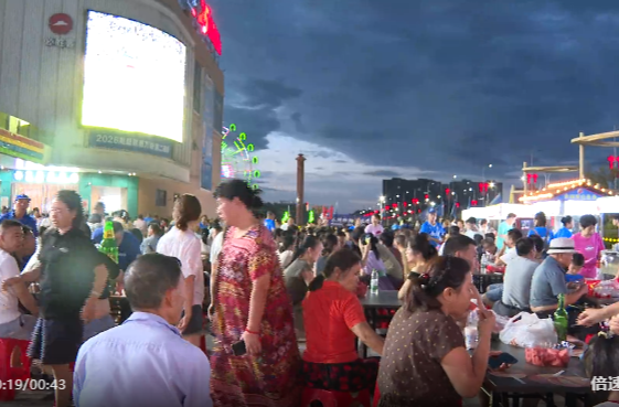 祁阳万联商业广场设立湘超赛事第二现场 市民齐聚大屏为永州队助威 