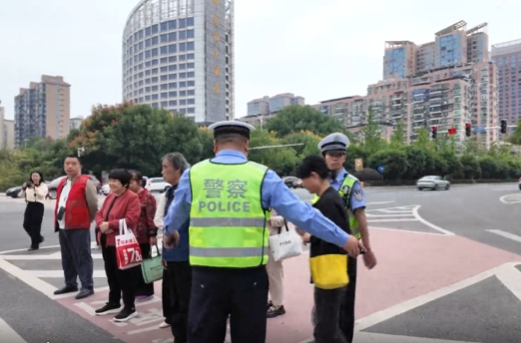 【创文进行时】祁阳交管大队：荧光绿守护文明路 志愿红点亮街头景