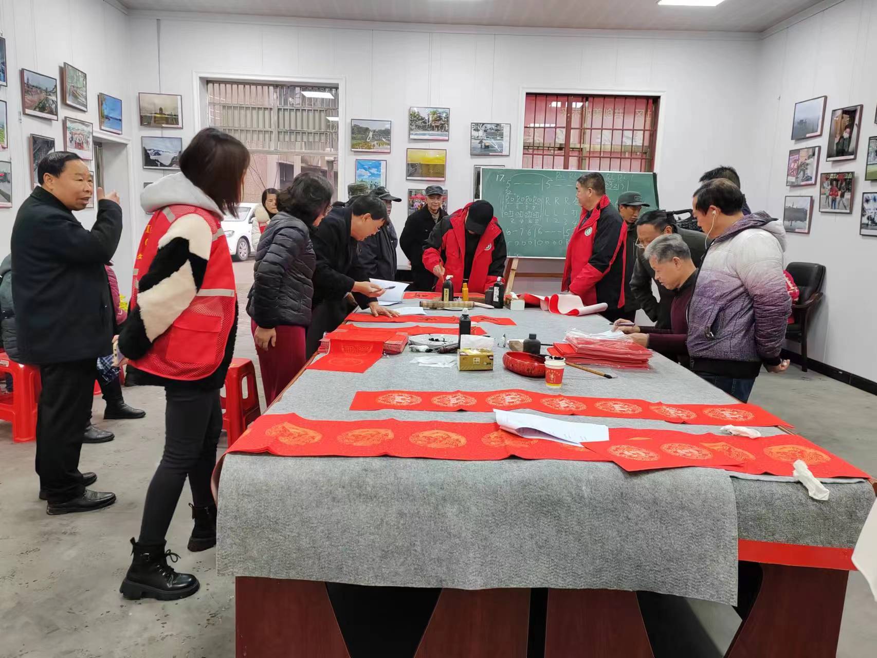 龙山社区联合老年大学开展“迎新年送春联”文艺活动
