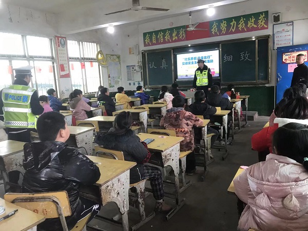 祁阳市羊角塘镇福和完小：交警进校园当“老师”   讲好交通安全课
