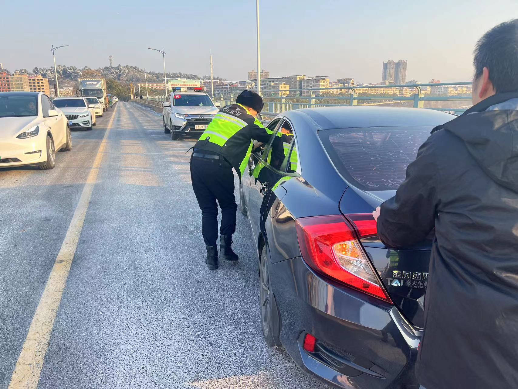 祁阳：车子半路没油“罢工”  交警帮忙解“油”愁