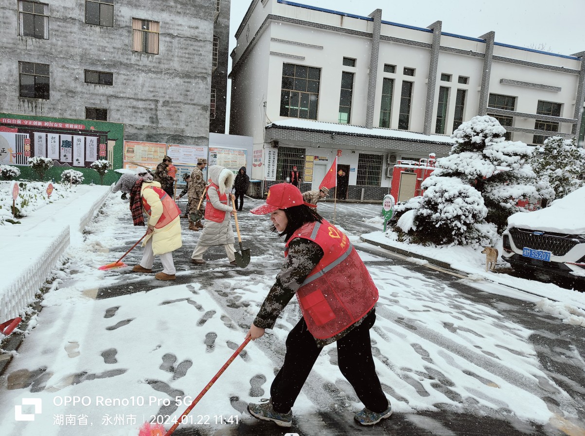 龚家坪镇：除冰雪  保畅通  解民忧