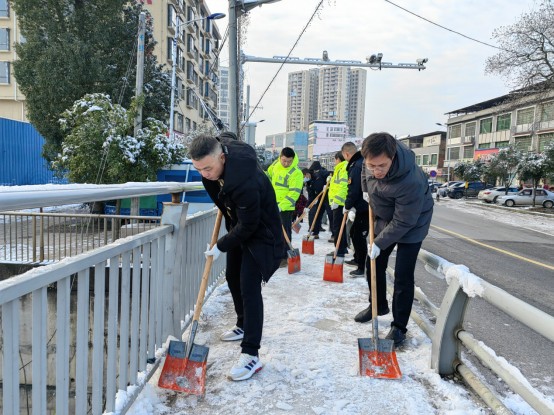 白水镇：干群齐心除冰雪  全力以赴保畅通
