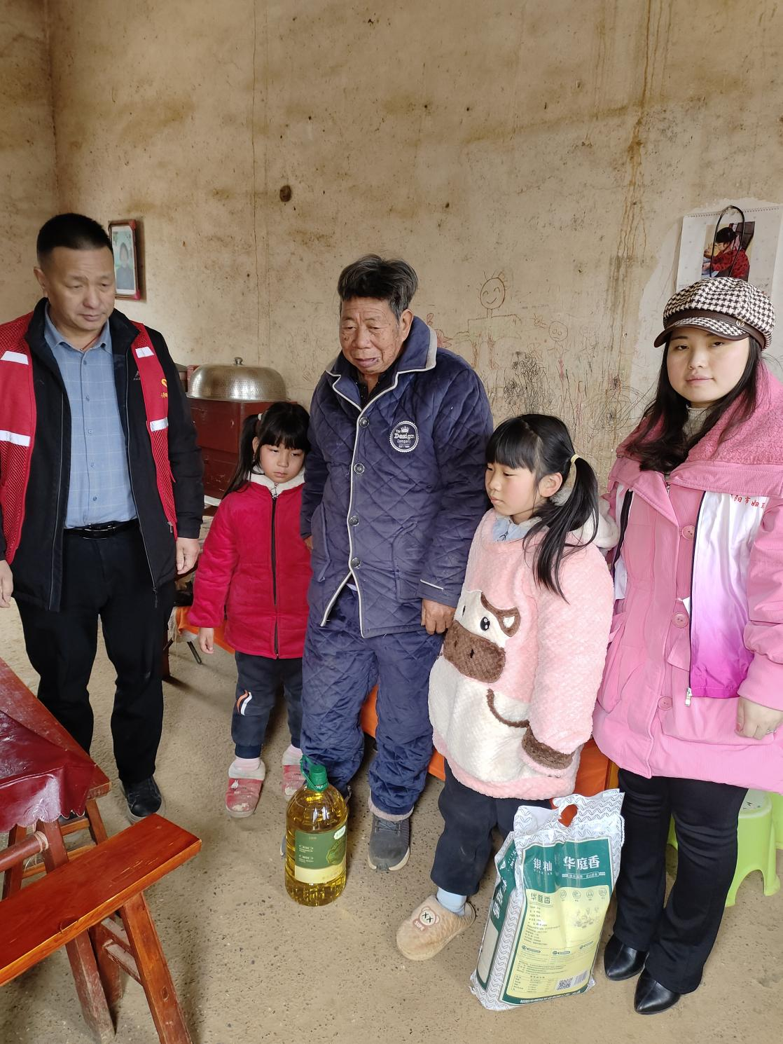 龚家坪镇开展“把爱带回家—真情暖童心 相伴护成长”寒假慰问活动