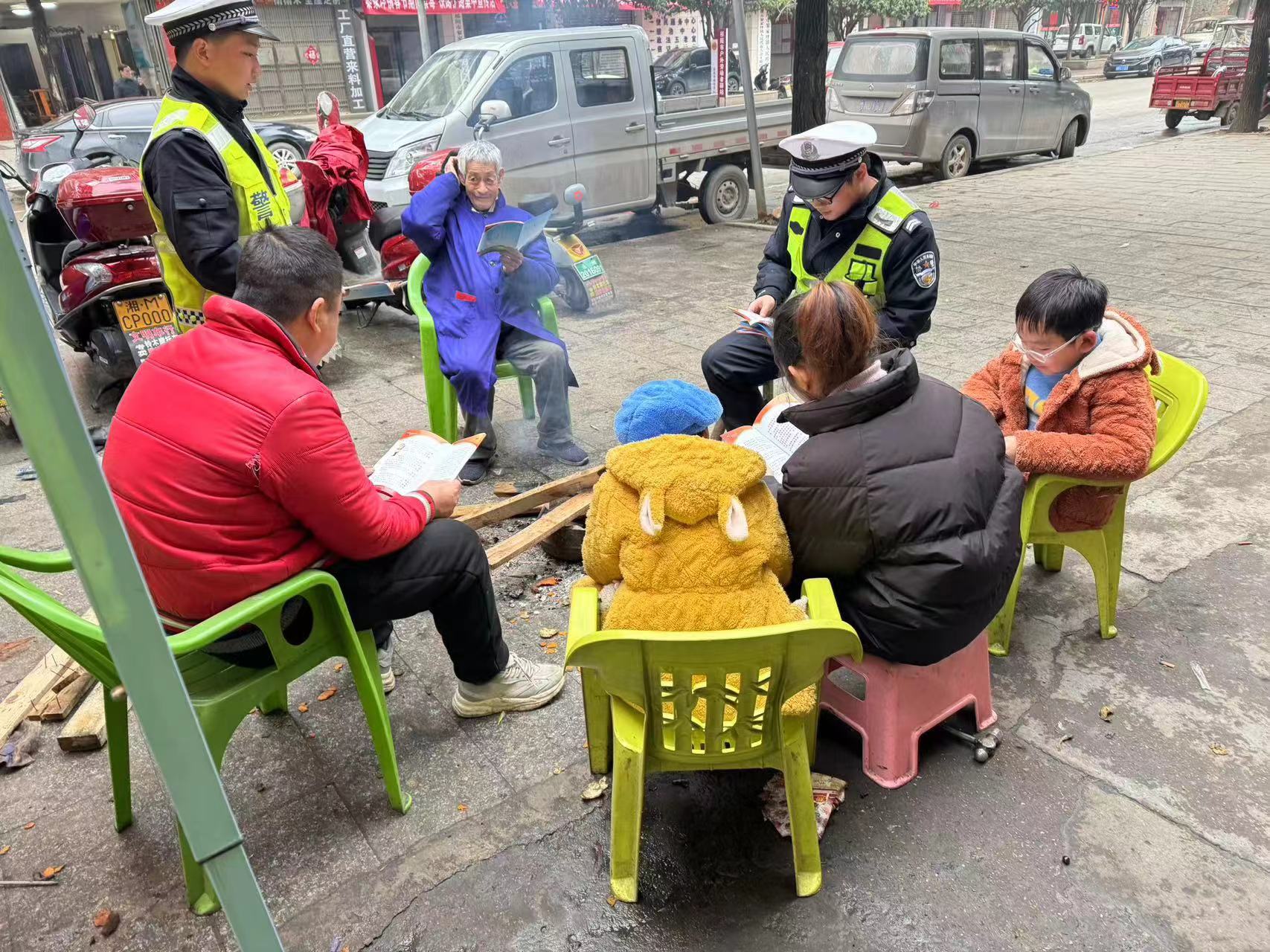 交通宣传进农村，警民围炉话安全