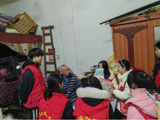 龙山社区新时代文明实践站联合义工联走访慰问困难老人