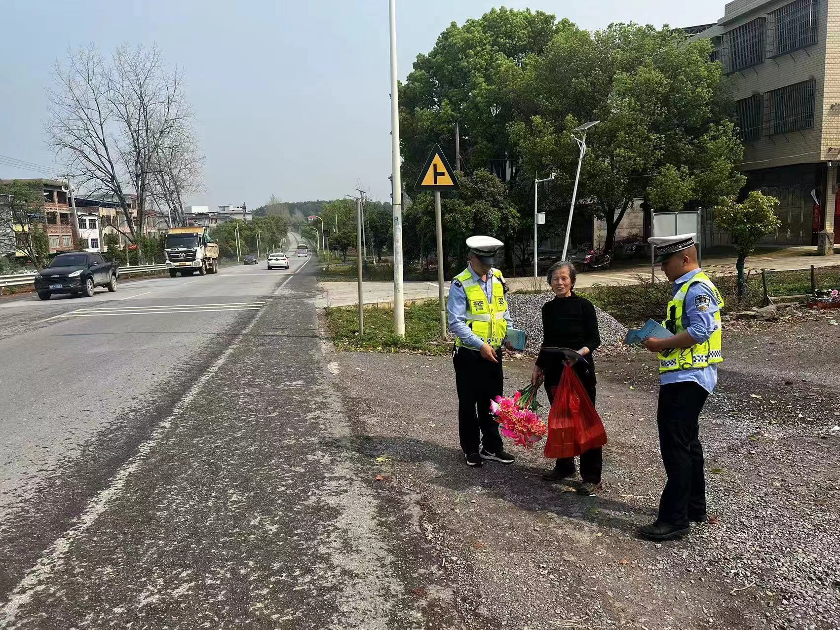 祁阳交警：交通安全宣传忙