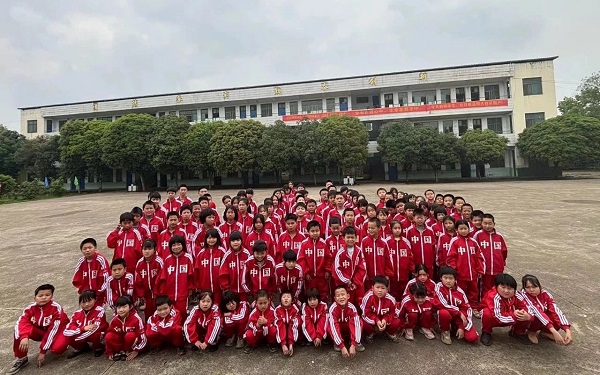 羊角塘镇福和完小：爱心捐赠  情暖农村学子